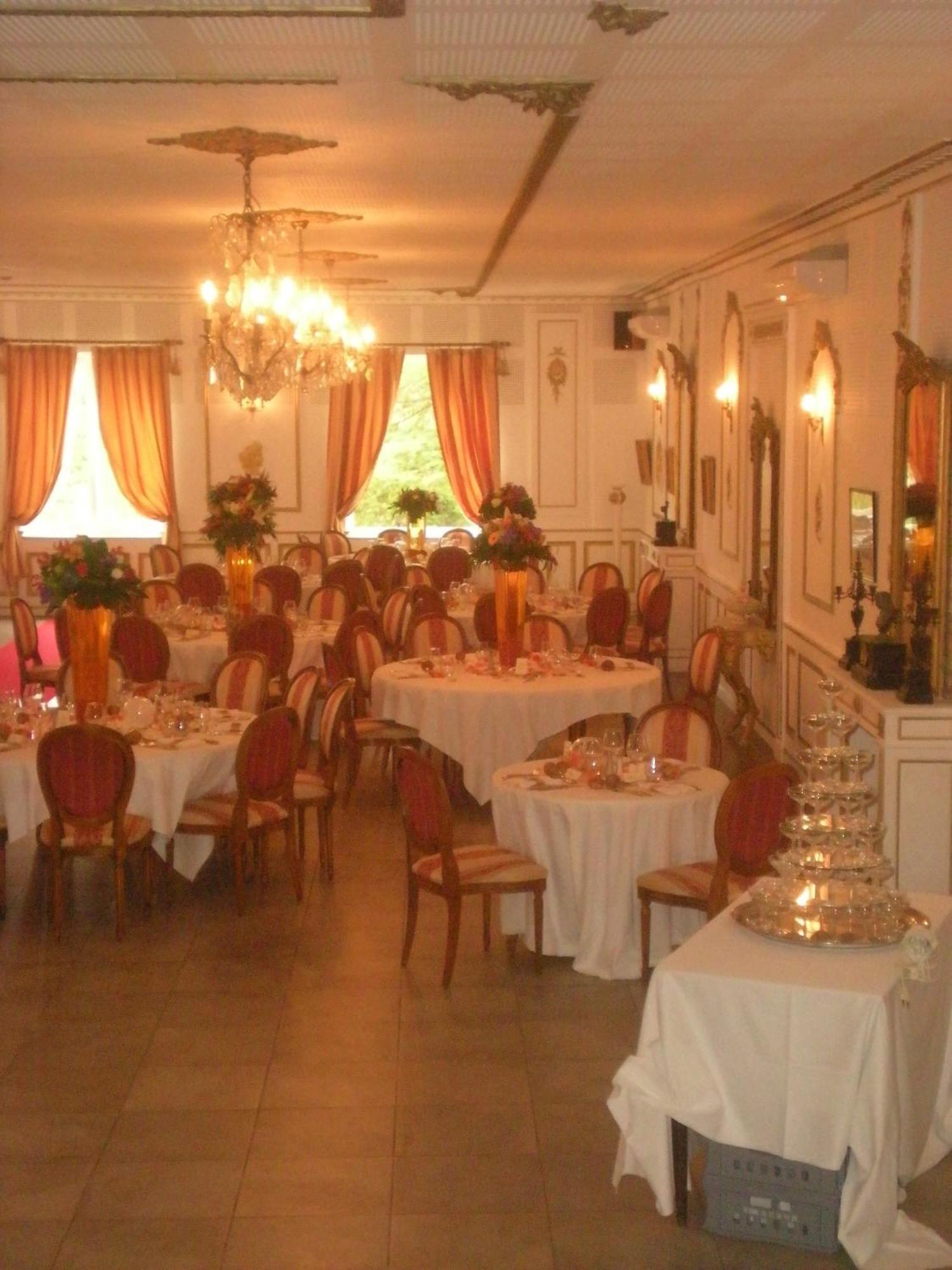 Chateau De La Chapelle Des Bois Fleurie Zewnętrze zdjęcie